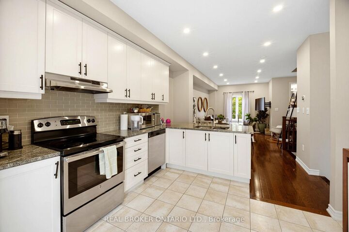 Property Photo:  1123 Haig Boulevard 2  ON L5E 2M6 