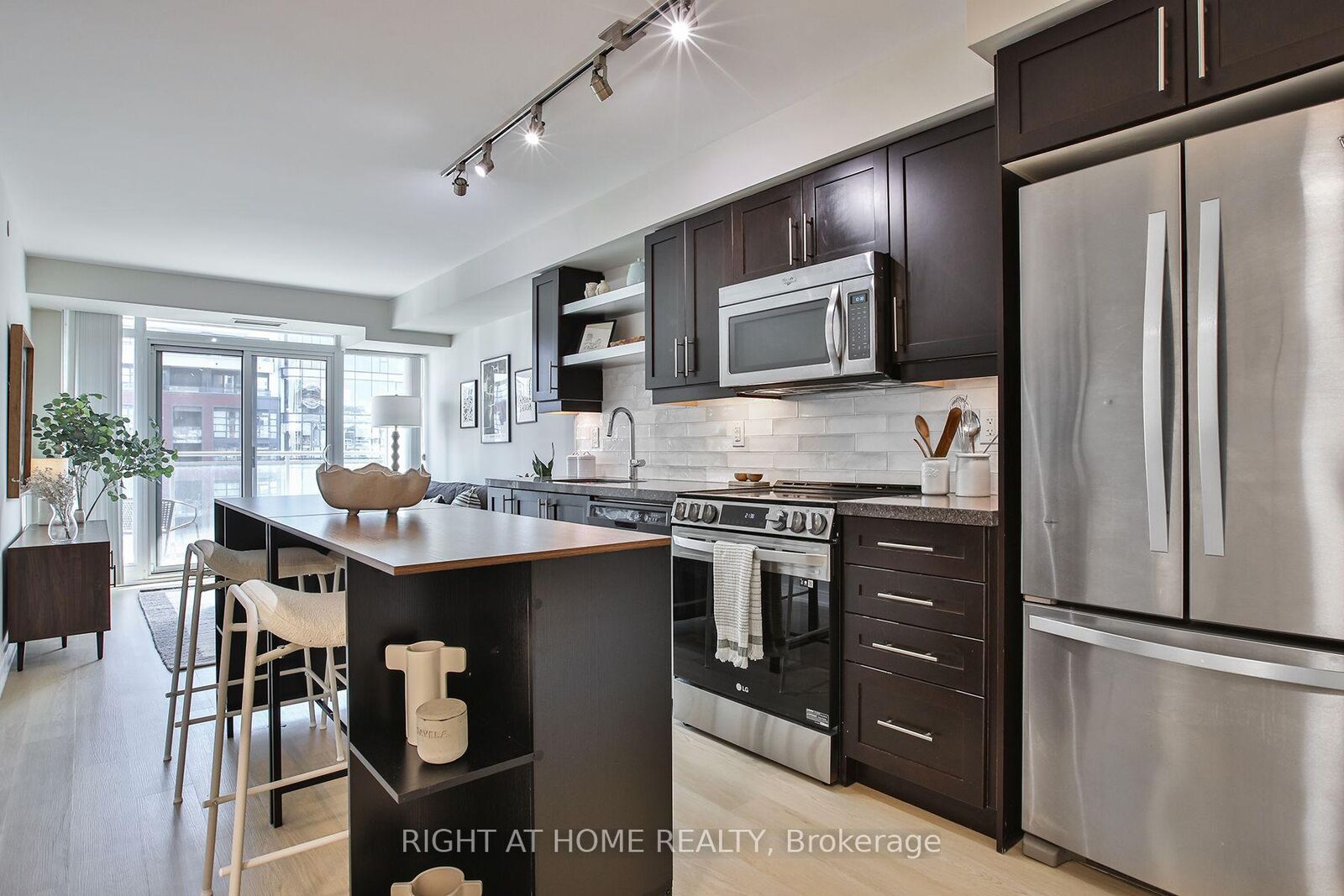 Property Photo:  525 Adelaide Street W 1623  ON M5V 0N7 