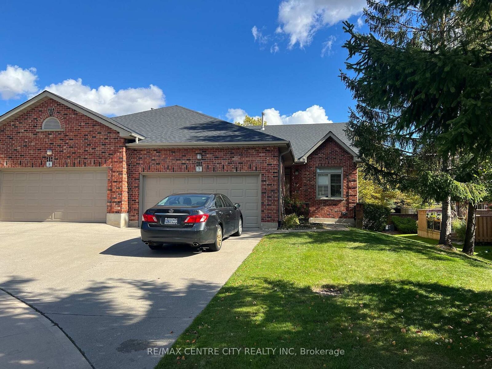 Property Photo:  400 Ambleside Drive 7  ON N6G 4Y7 