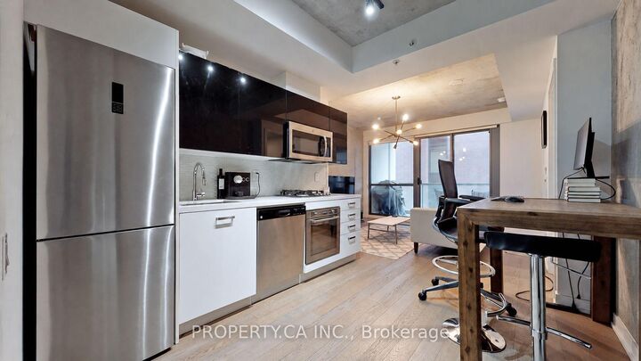 Property Photo:  39 Brant Street 827  ON M5V 0M8 