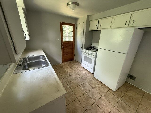 Property Photo:  2320 Milburn Street  PA 15132 