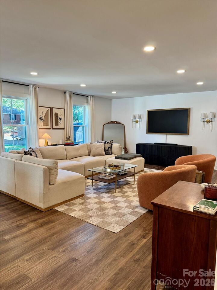 Property Photo:  512 Manhasset Road  NC 28209 