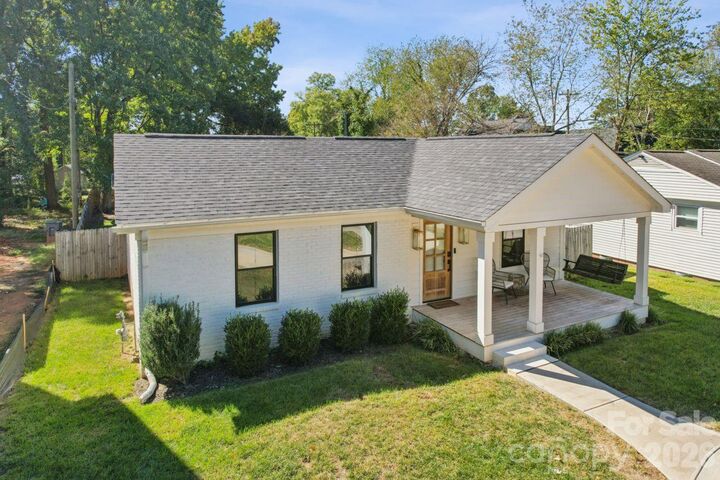 Property Photo:  512 Manhasset Road  NC 28209 
