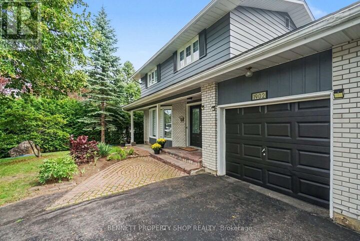 Property Photo:  1902 Featherston Drive  ON K1H 6P5 