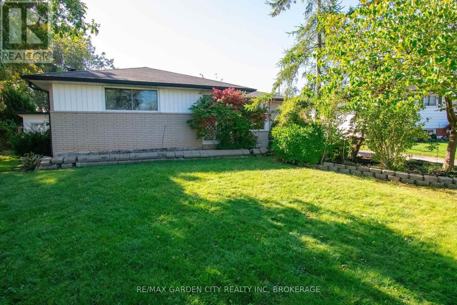 Property Photo: 15 Karen Crescent ON L3M 2E3