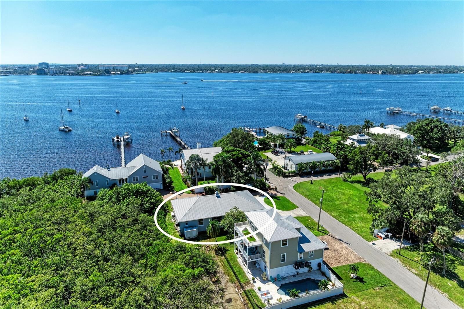 Property Photo: 310 13th Avenue W FL 34221