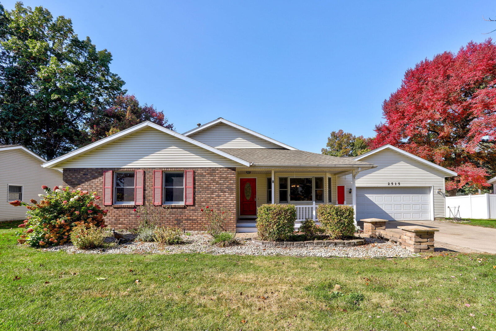 Property Photo: 2515 Oak Forest Drive MI 49424