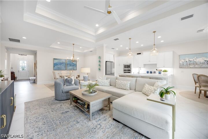 Property Photo: 6472 Arriba Avenue FL 34113