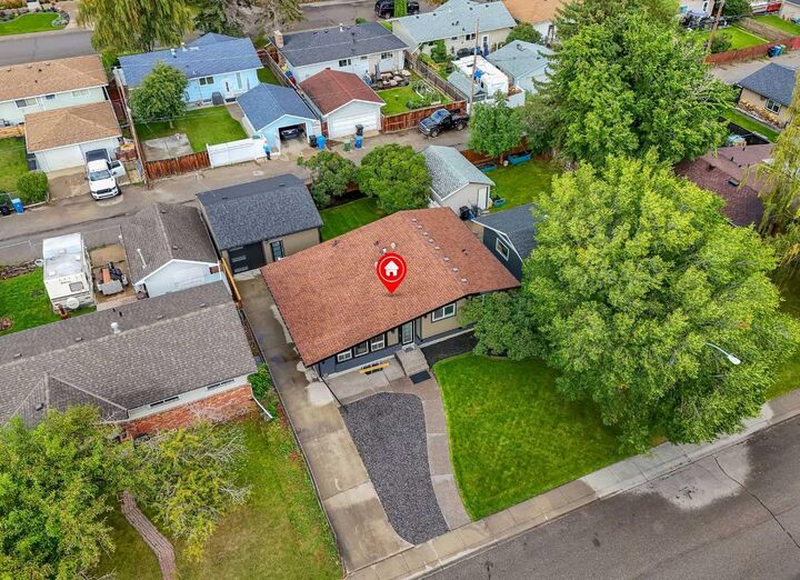 Property Photo:  10 Atlanta Crescent SE  AB T2J 0Y3 
