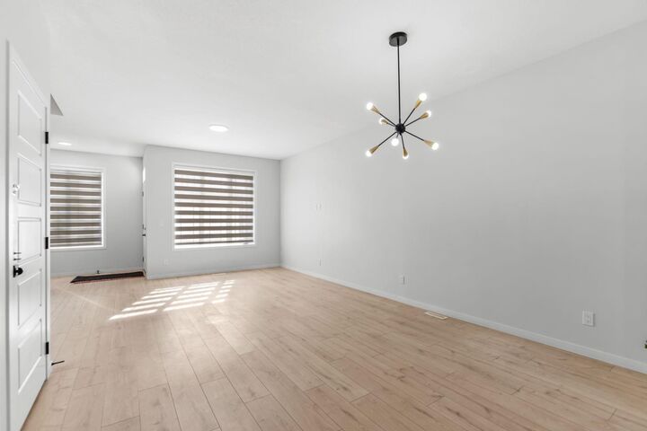 Property Photo:  20 Corner Glen Avenue NE  AB T3N 2L6 
