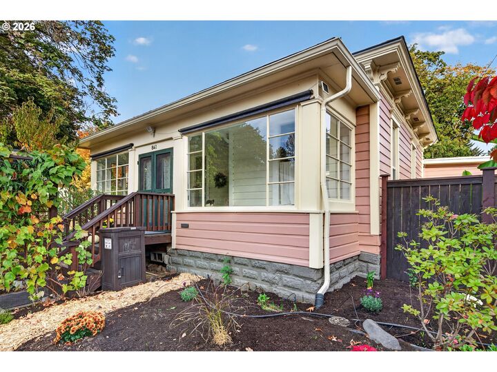 Property Photo:  841 Jackson St  OR 97402 