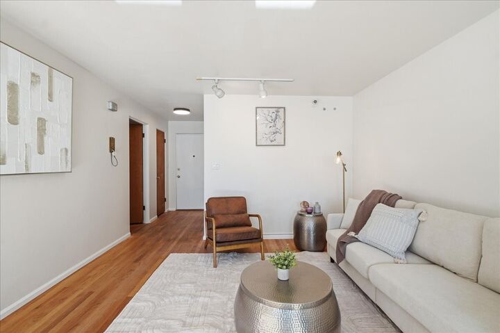 Property Photo: 530 W Olympic Place 206 WA 98119