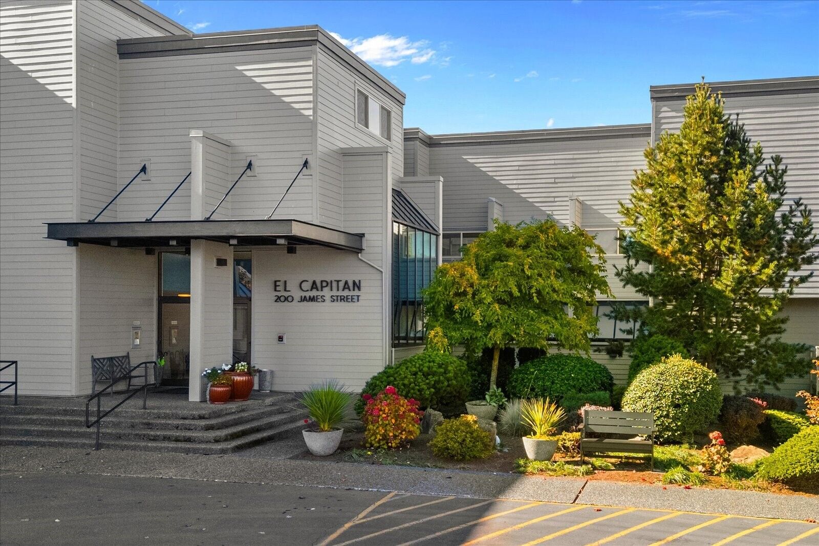 Property Photo:  200  James Street 102  WA 98020 