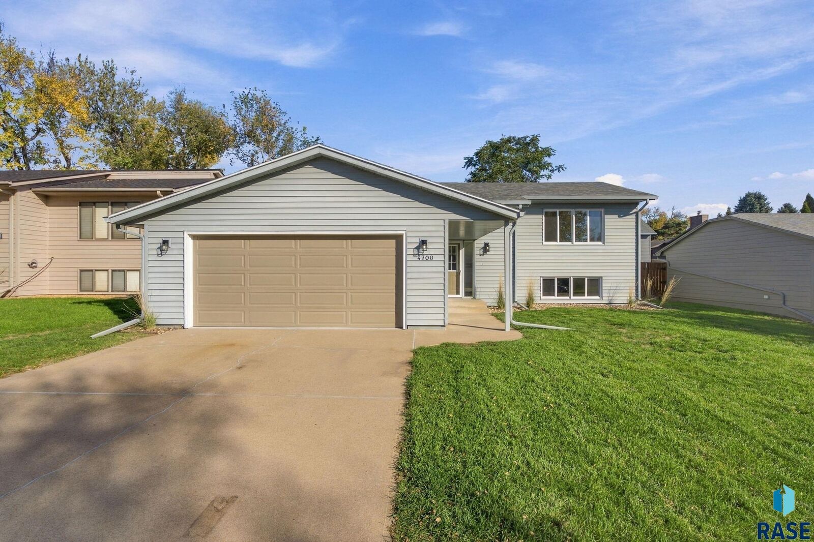 Property Photo: 4700 E Fernwood Dr SD 57110-5528