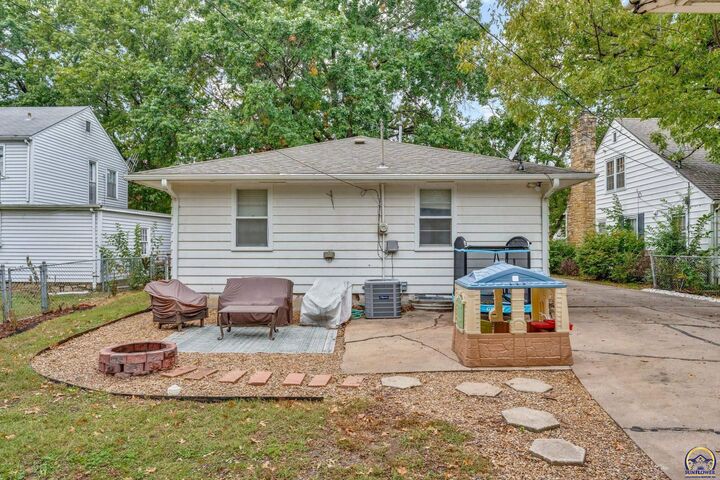 Property Photo:  1944 SW Seabrook Ave  KS 66604 