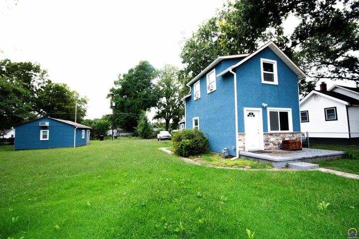 Property Photo:  233 NE Grattan St  KS 66616 
