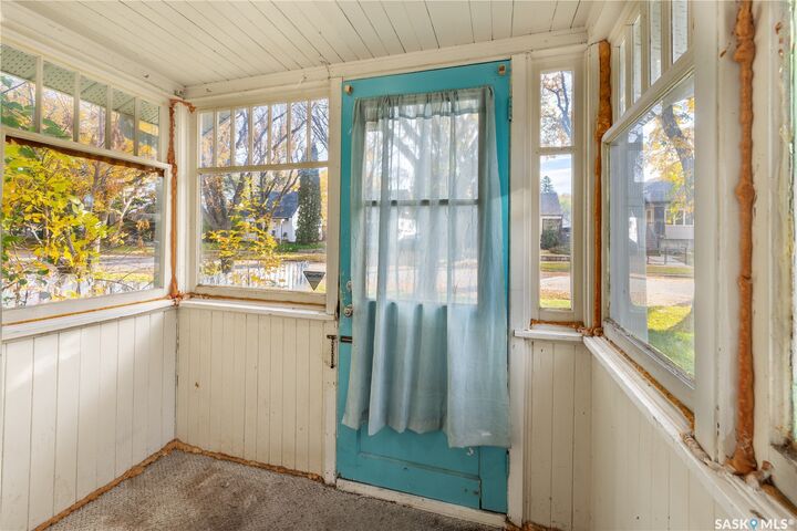 Property Photo:  1407 C Avenue N  SK S7L 1K9 