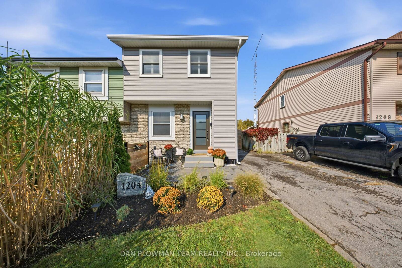 Property Photo:  1204 Southdale Avenue  ON L1H 7Z3 