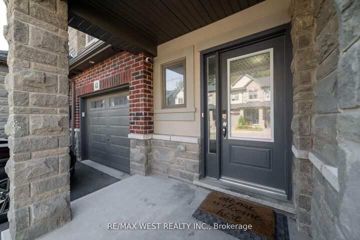 Property Photo:  324 Equestrian Way 44  ON N3E 0E2 