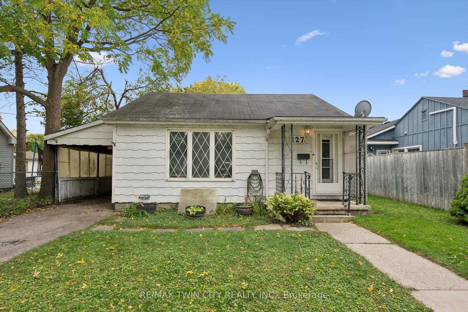 Property Photo:  127 Spadina Road E  ON N2M 3X5 
