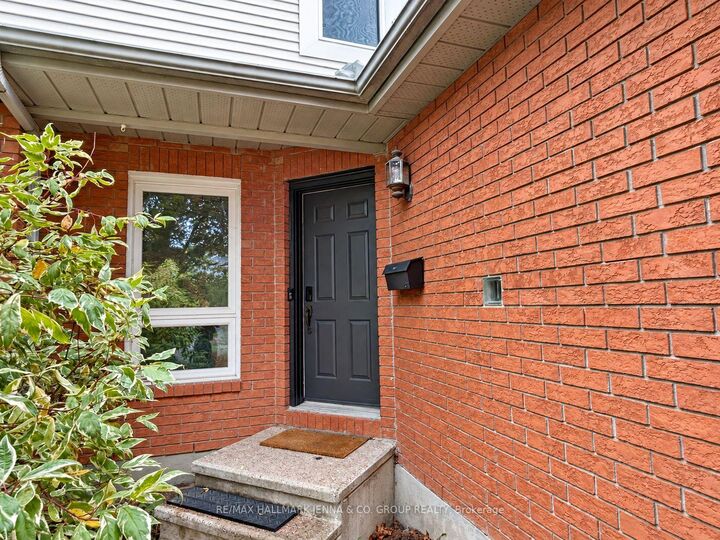 Property Photo:  1409 Caravel Crescent  ON K1E 3X4 