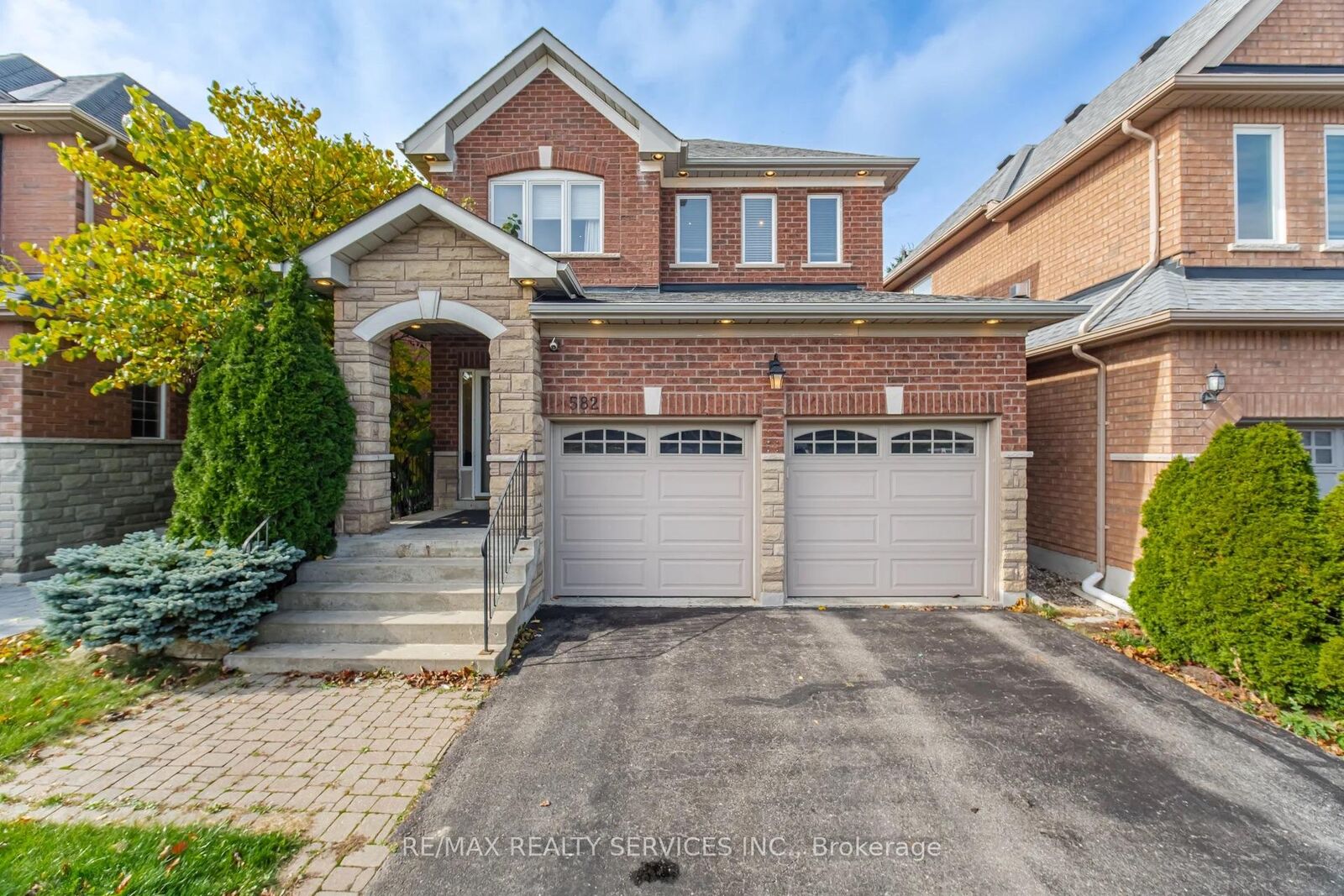 Property Photo:  582 Plantation Gate  ON L3X 2C2 