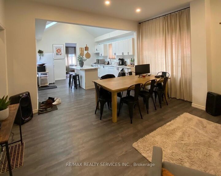 Property Photo:  323 Charlton Avenue W  ON L8P 2E6 