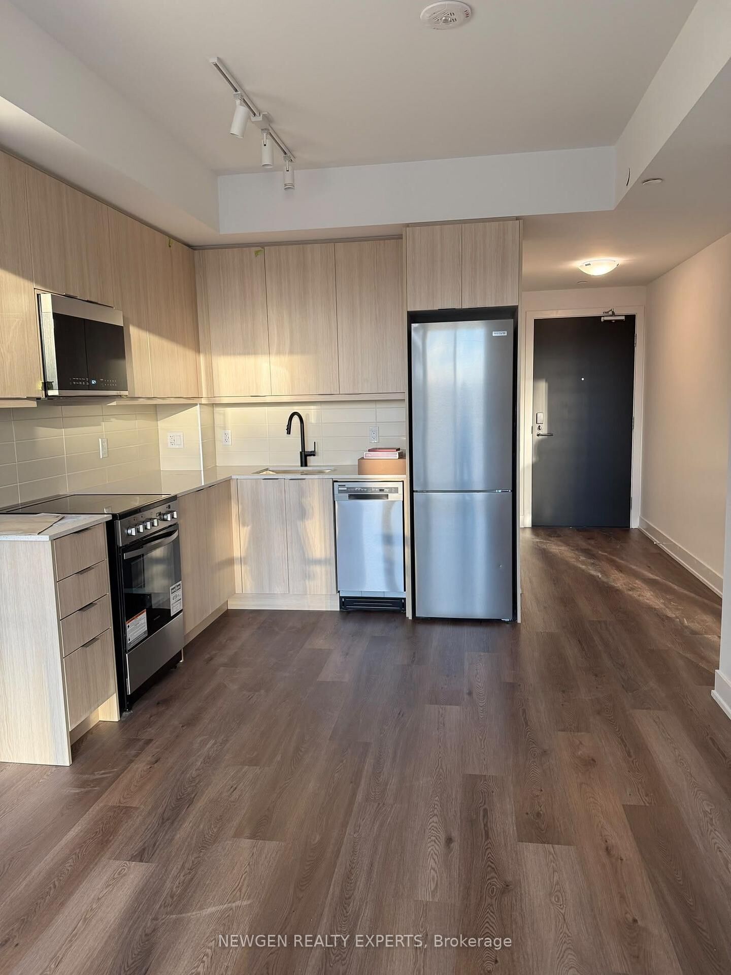 Property Photo:  125 Nipissing Road 1407  ON L9T 9P2 