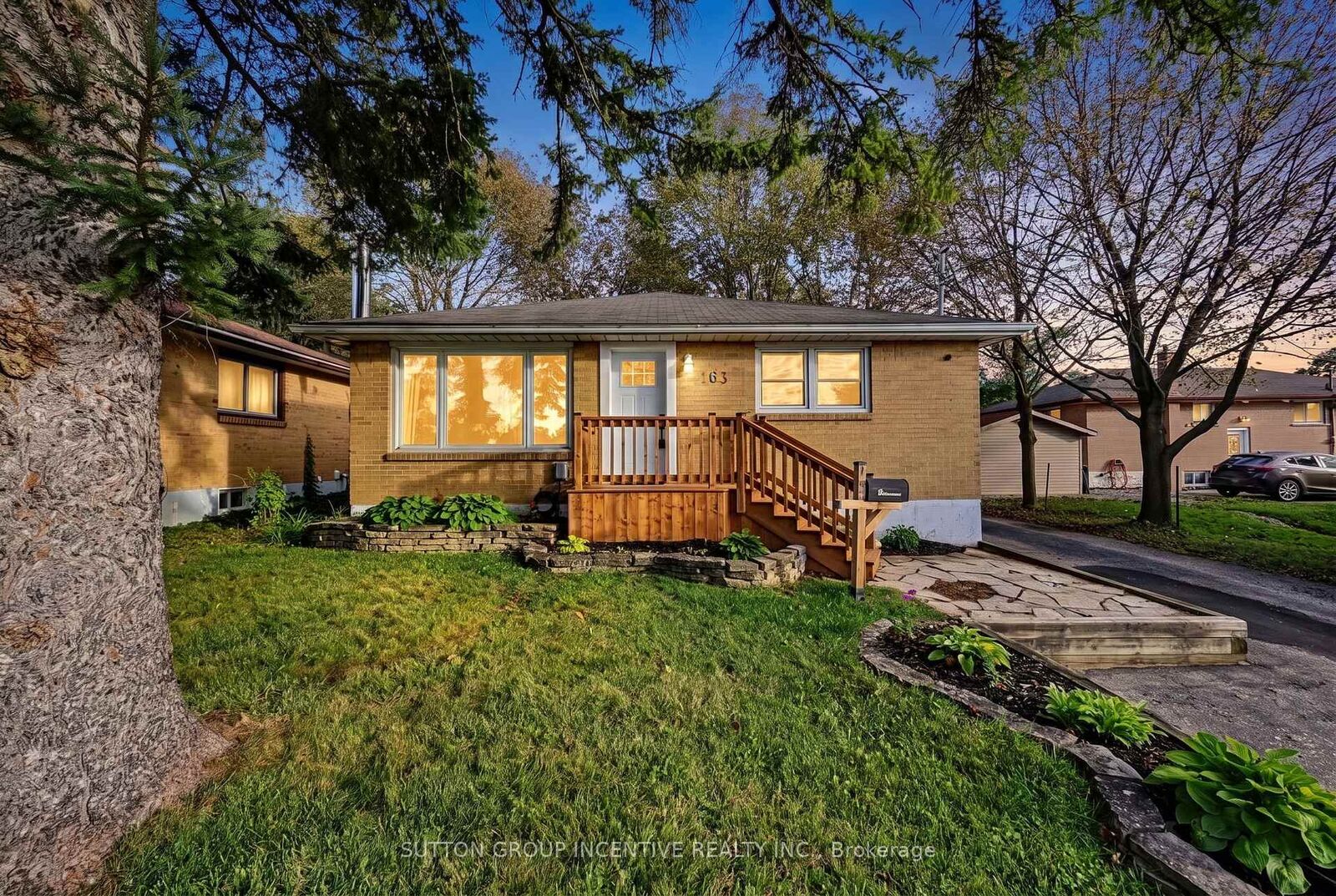 Property Photo:  163 Grove Street E  ON L4M 2P6 