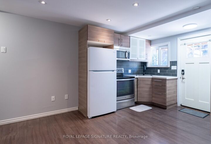 Property Photo:  695 Woodbine Avenue Lower  ON M4E 2J4 