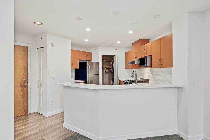 Property Photo:  2020 W 8th Avenue 314  BC V6J 1W5 