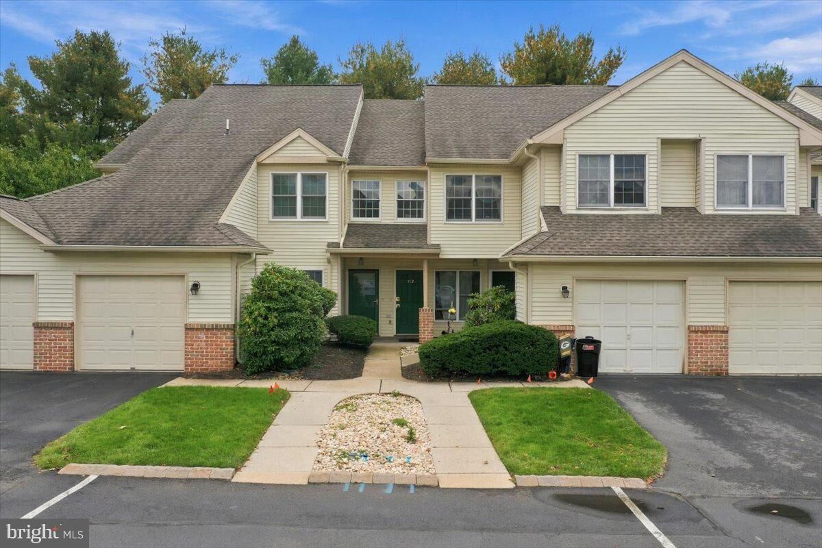 Property Photo: 112 Lindfield Circle PA 18062