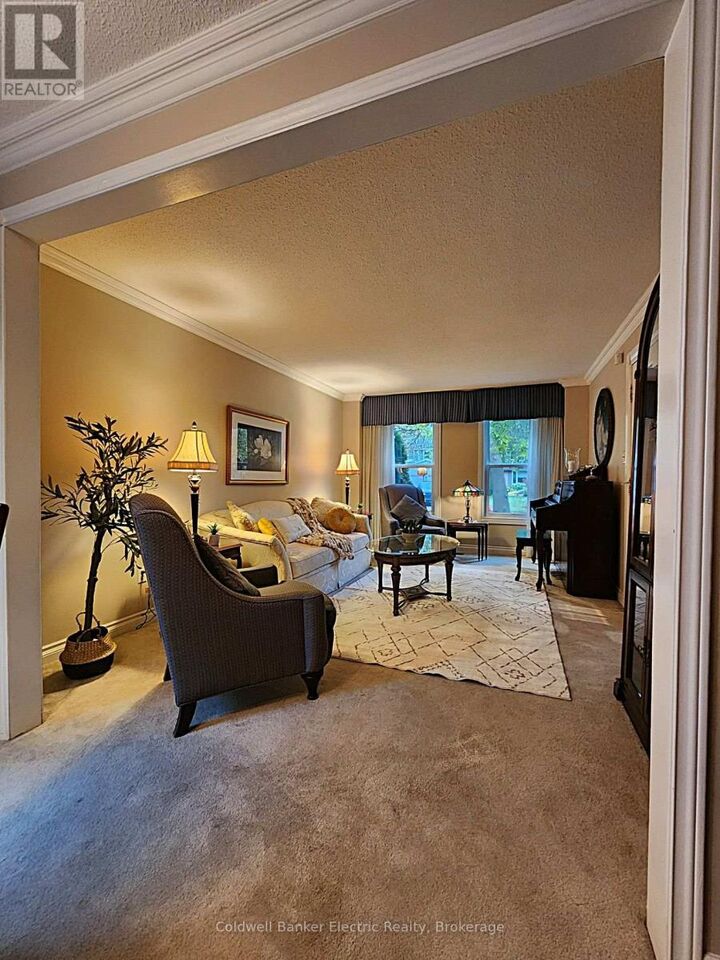 Property Photo:  1007 Moorelands Crescent  ON L1W 3K3 