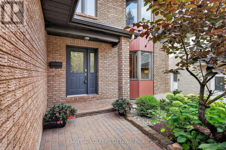 Property Photo:  2106 Lamira Street  ON K1H 8N9 