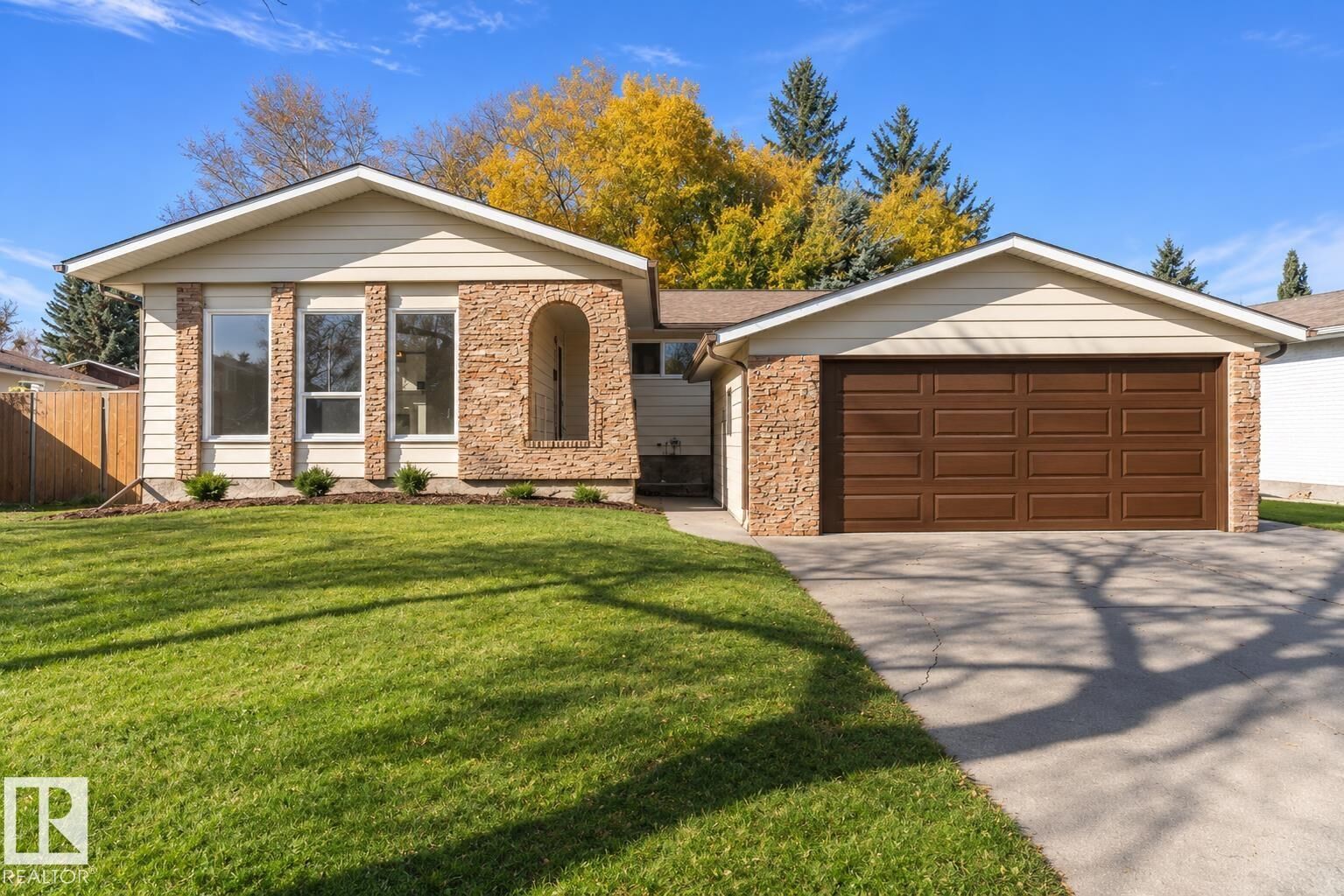 Property Photo:  1 Larson Avenue  AB T8N 2H1 