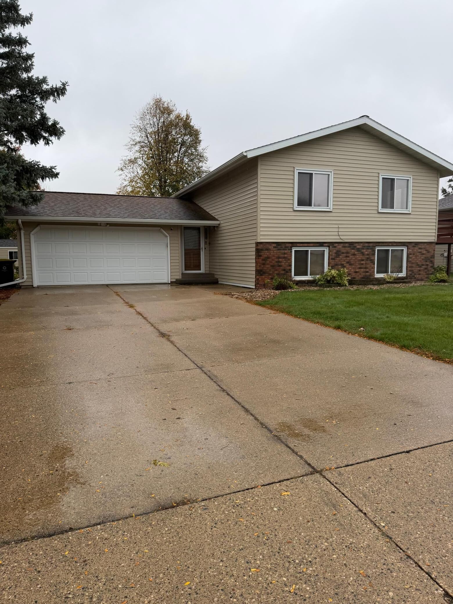 Property Photo:  1211 Hickory Street  MN 56031 