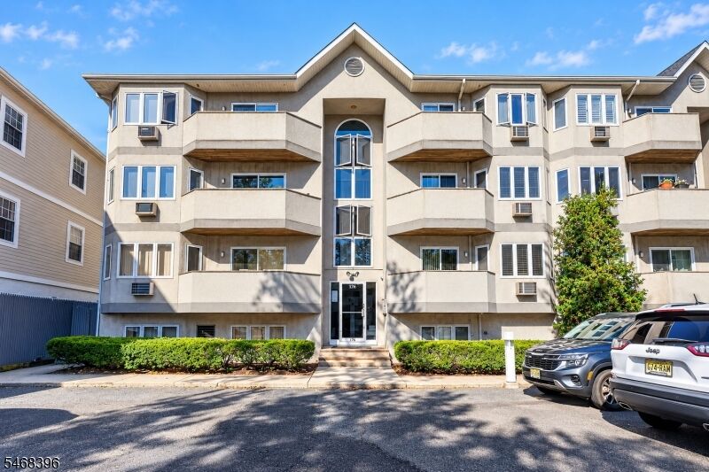 Property Photo: 776 N 6th St 6 NJ 07107