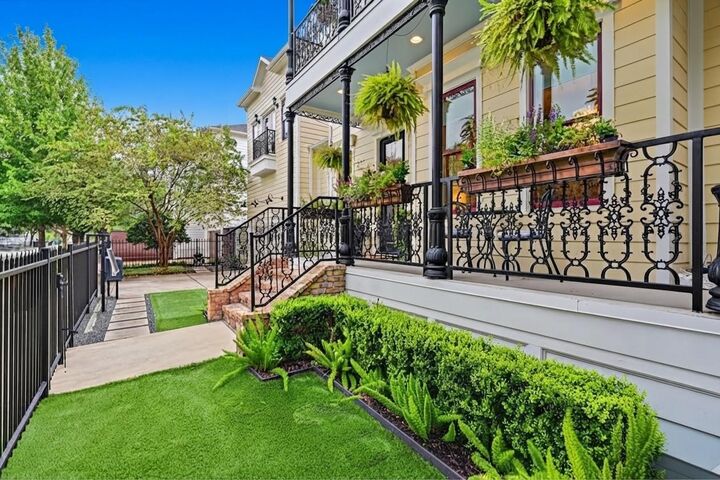 Property Photo:  504 W 10th Street  TX 77008 