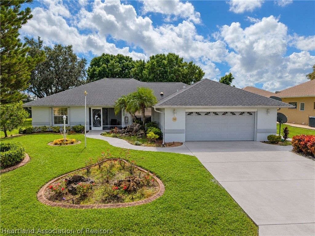 Property Photo: 10 Somerset Lane FL 33852