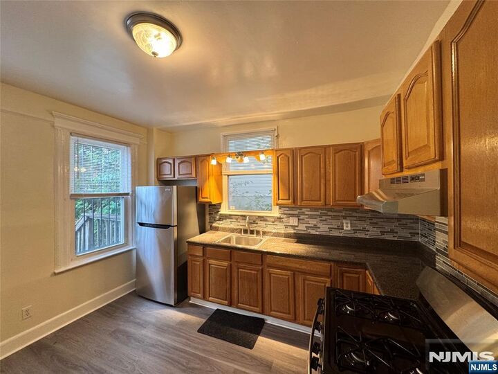 Property Photo:  324 Hawthorne Avenue 1  NJ 07112 