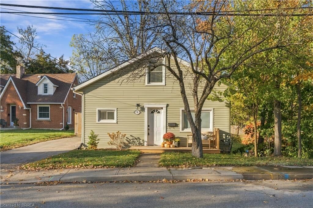 Property Photo:  98 Dundas Street W  ON N3L 1G7 