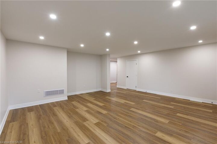 Property Photo:  11 Algonquin Court Upper  ON L8T 4T2 