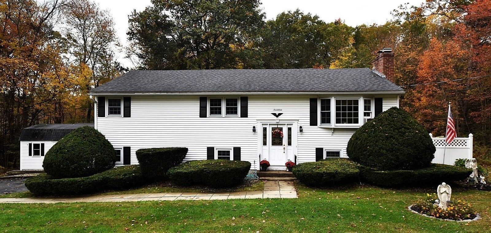 Property Photo:  17 Wedgewood Ln  MA 01527 