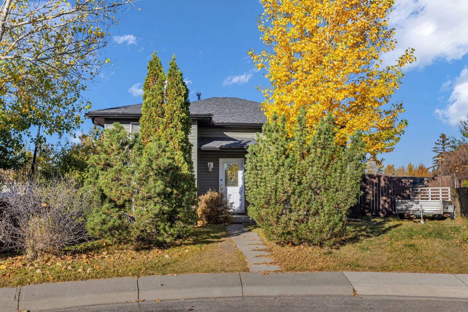 Property Photo:  139 Falton Way NE  AB T3J 1J5 