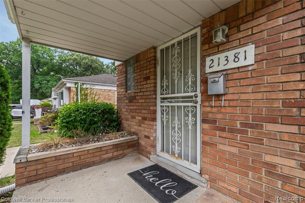 Property Photo:  21381 Kipling Street  MI 48237 