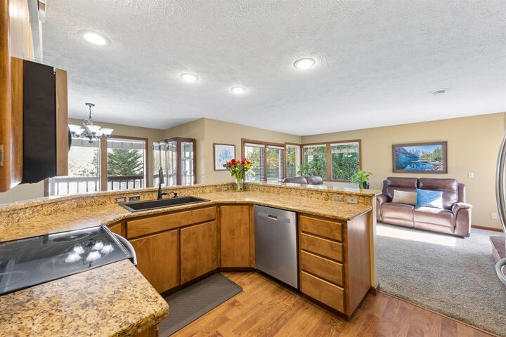 Property Photo: 702 W Briar Cliff Ct WA 99218