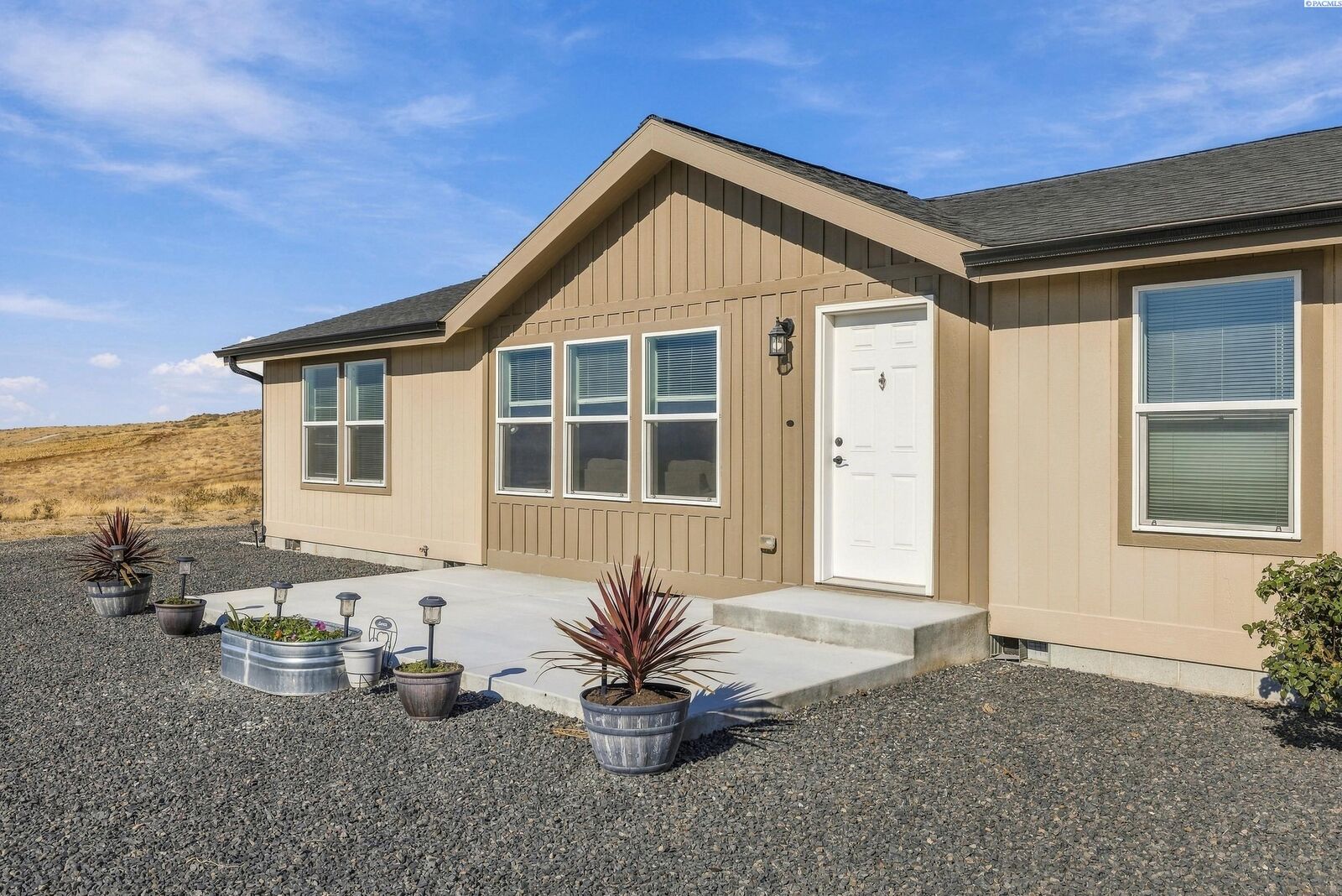 Property Photo:  69003 E 1820 Pr SE  WA 99346 