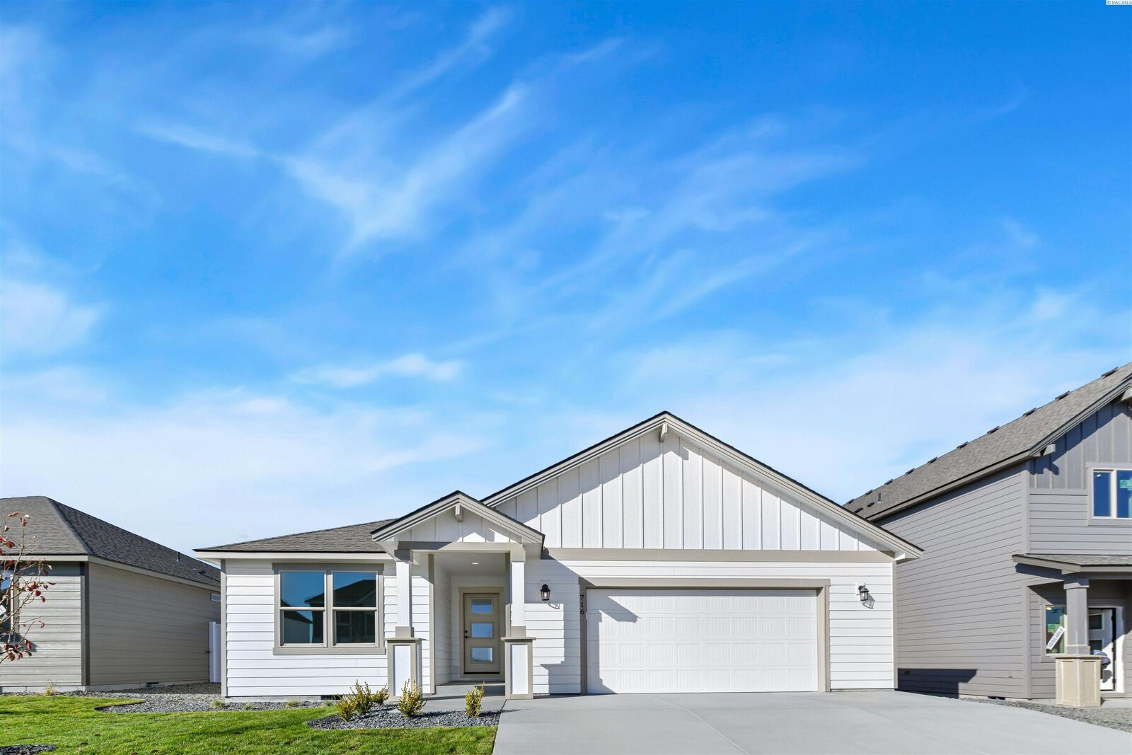 Property Photo: 716 Honeylicious St. WA 99352
