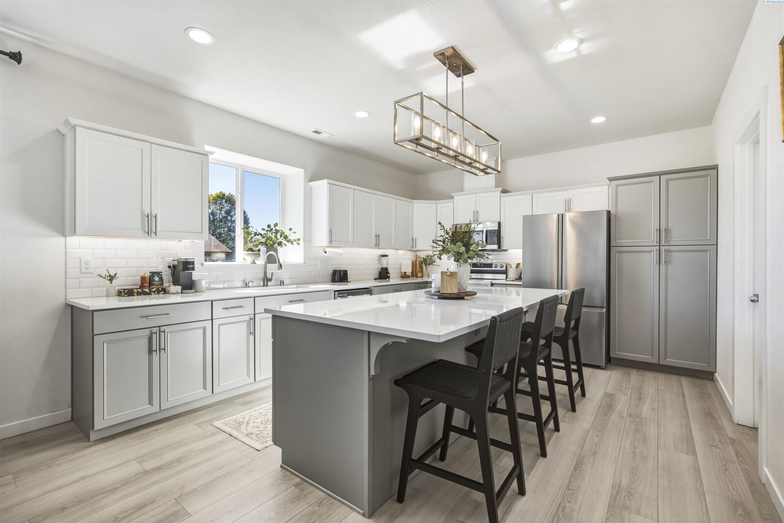 Property Photo:  915 W Opal Street  WA 99301 