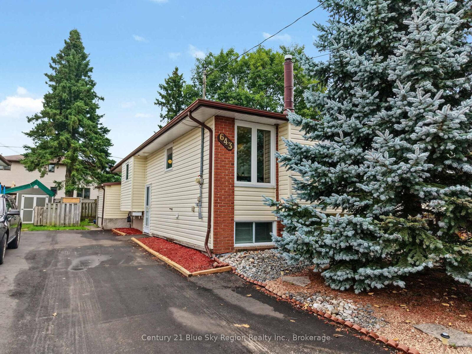 Property Photo: 643 Robarts Avenue ON P1B 7E5